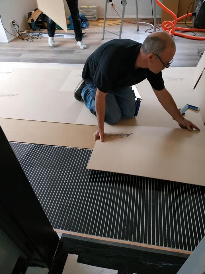 Woning die voorzien wordt van een ondervloer bovenop de infrarood vloerverwarming
